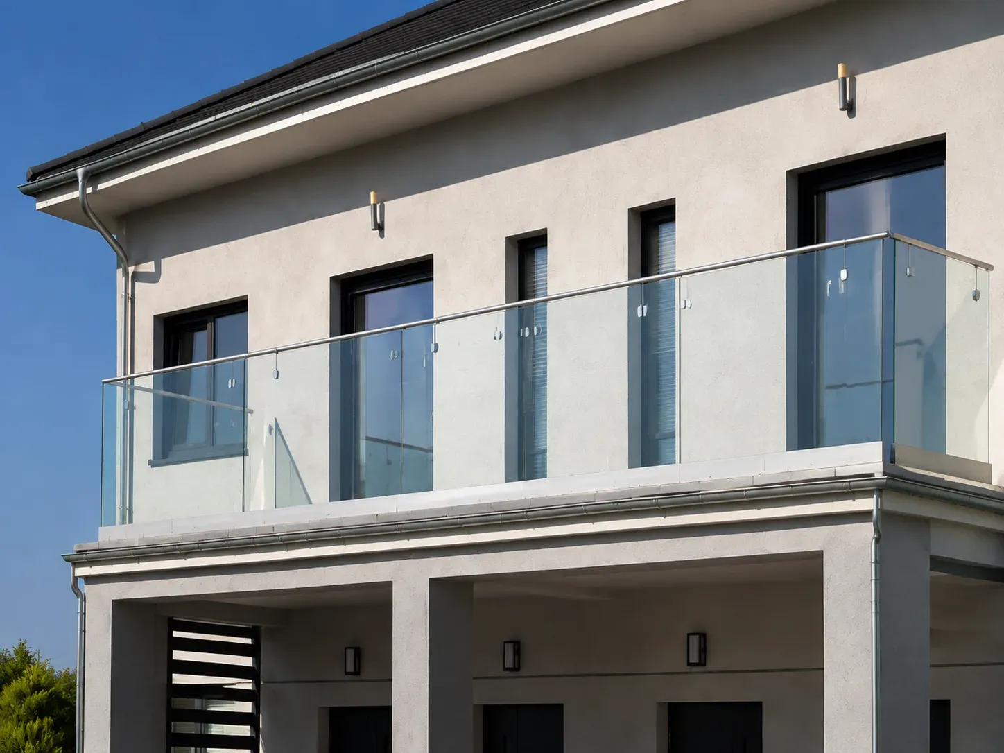 Balkon ze szklaną balustradą, Łużycka 44E/F, Świebodzin